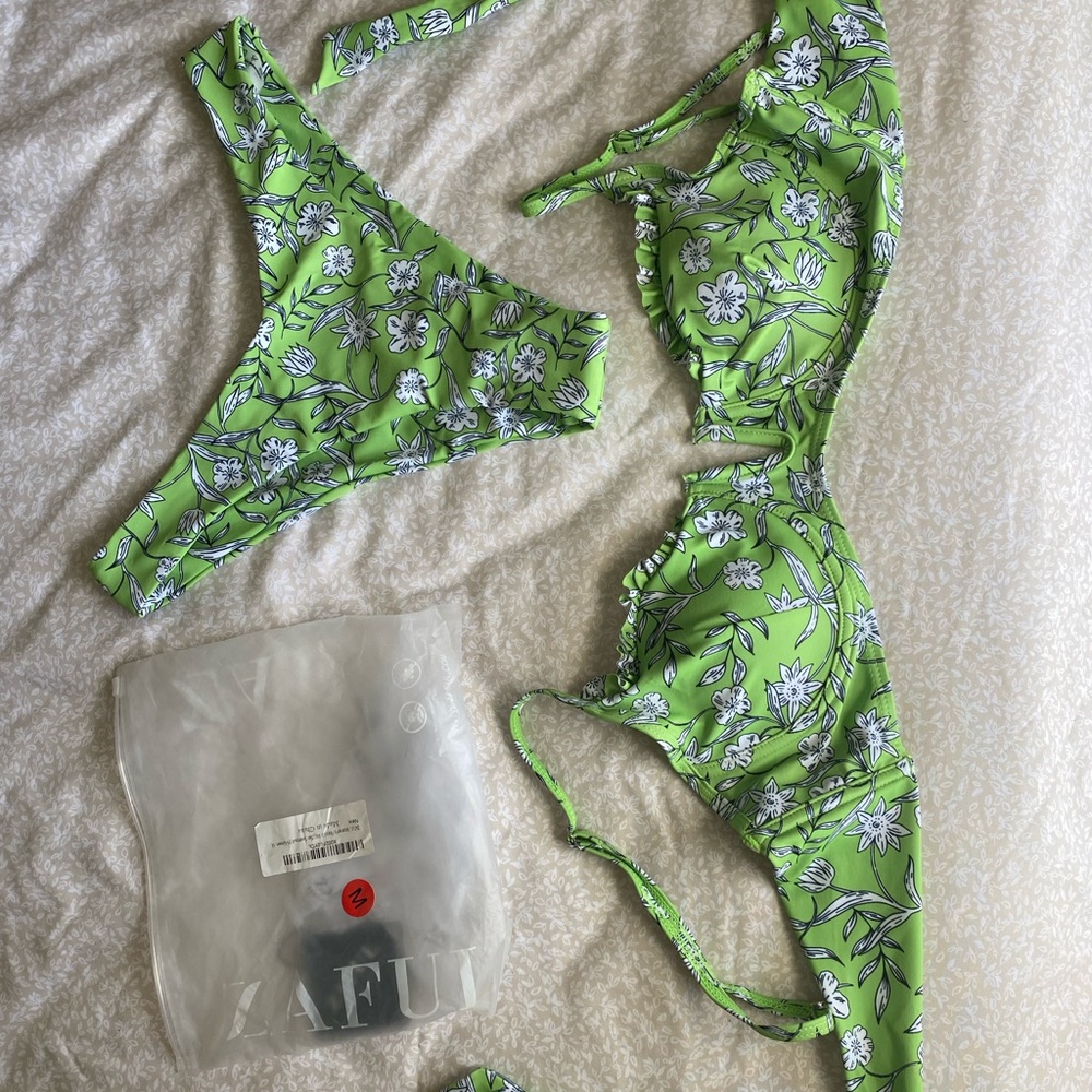 Zaful women’s bikini swimsuit, NWT, size medium, green floral